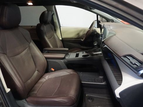 Used 2024 Toyota Sienna Platinum image 26
