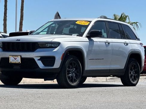 Certified 2024 Jeep Grand Cherokee Altitude AWD/4WD image 8