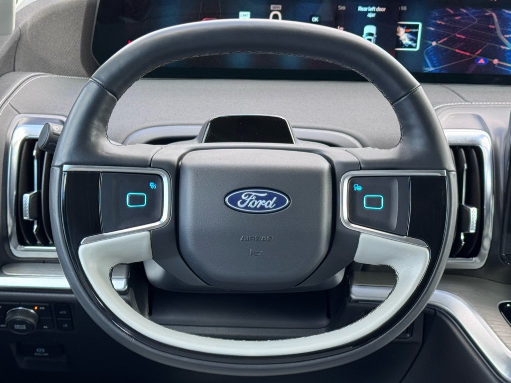 Used 2025 Ford Expedition Platinum AWD/4WD image 7