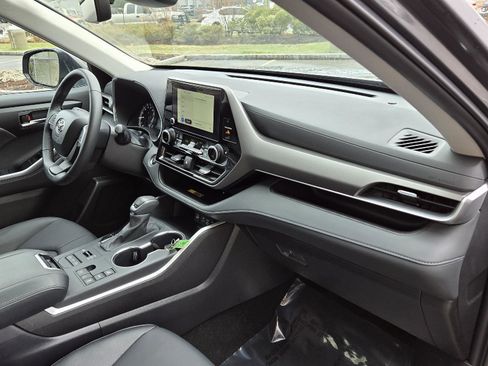 Used 2025 Toyota Highlander XLE image 16