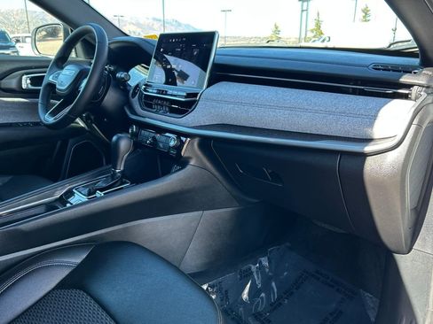 Used 2024 Jeep Compass Latitude image 8