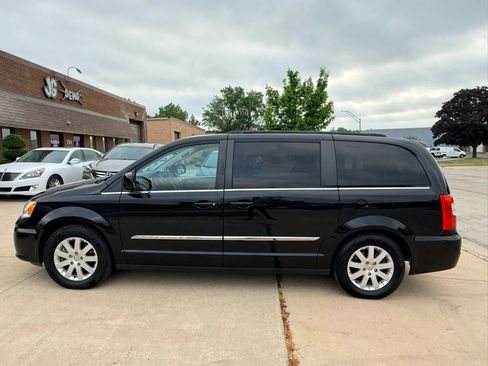 Used 2016 Chrysler Town & Country Touring FWD image 6
