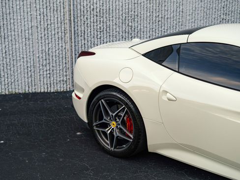 Used 2017 Ferrari California T RWD image 37