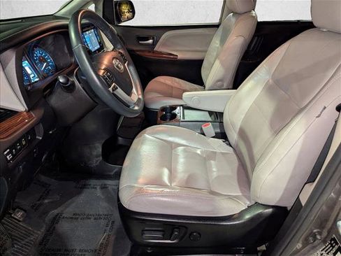 Used 2016 Toyota Sienna Limited image 16