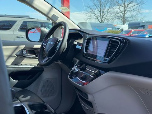 Used 2023 Chrysler Pacifica Touring-L image 39