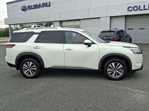 Used 2023 Nissan Pathfinder SL w/ Black Appearance Package image 10