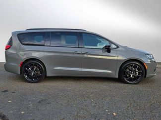 Used 2025 Chrysler Pacifica Limited video 2