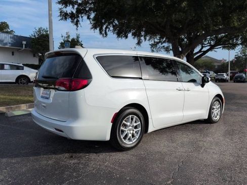 Used 2023 Chrysler Voyager LX FWD image 4