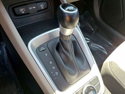 Used 2024 Hyundai Venue SEL FWD image 12
