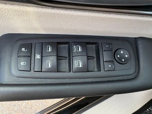 Used 2024 Chrysler Pacifica Touring-L FWD image 19