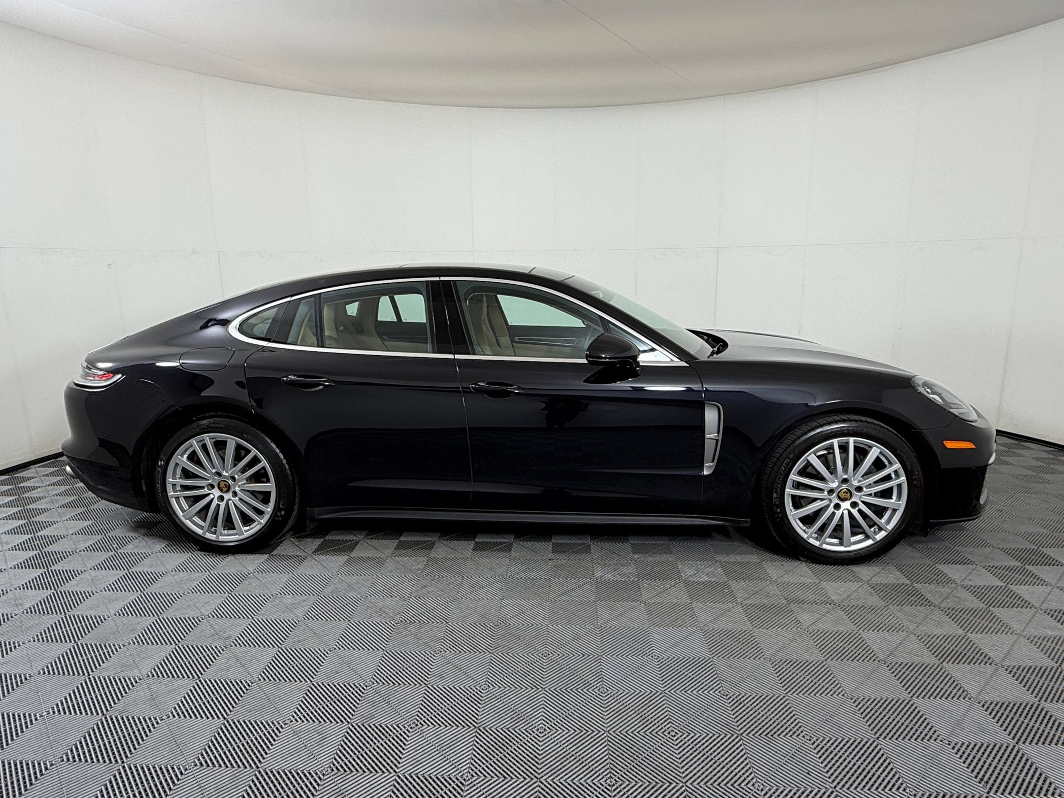 Certified 2023 Porsche Panamera 4 Platinum Edition AWD/4WD image 9
