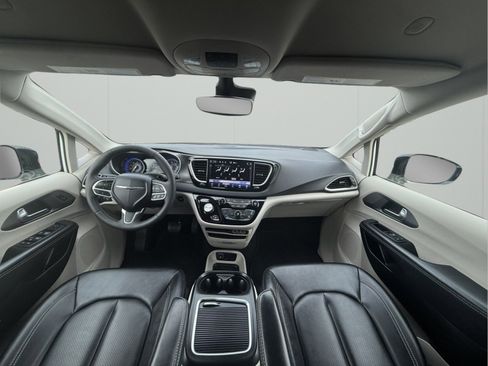 Used 2024 Chrysler Pacifica Touring-L image 2