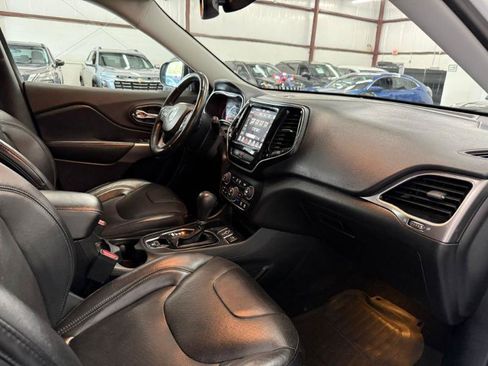 Used 2019 Jeep Cherokee Limited FWD image 20