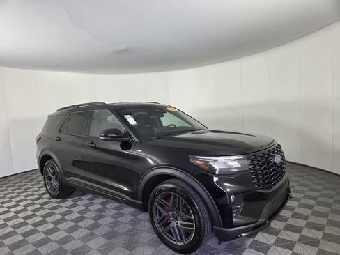 Used 2025 Ford Explorer ST-Line w/ ST-Line Street Pack image 2