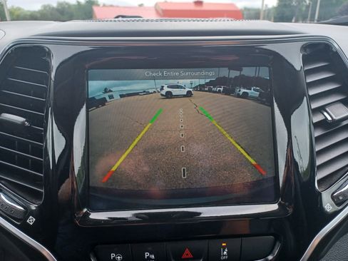 Used 2019 Jeep Cherokee Overland w/ Technology Group AWD/4WD image 27