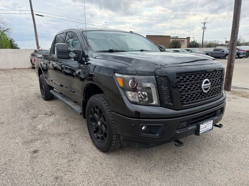 Used 2018 Nissan Titan SV w/ SV Convenience Package image 9