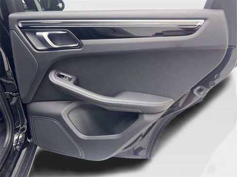 Used 2023 Porsche Macan image 40