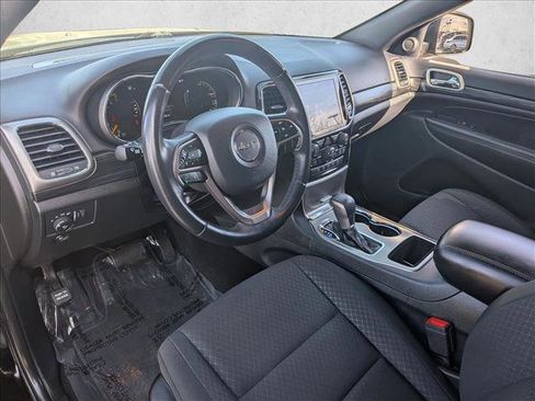 Used 2019 Jeep Grand Cherokee Laredo w/ 18" Wheel & 8.4" Radio Group image 9