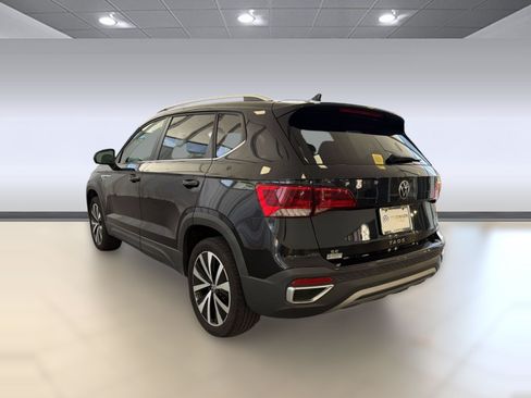 Used 2022 Volkswagen Taos SE FWD image 3