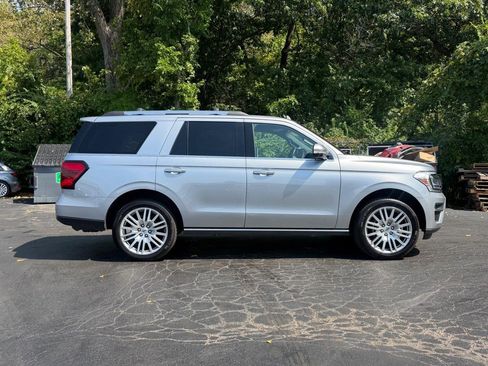 Used 2024 Ford Expedition Limited AWD/4WD image 2