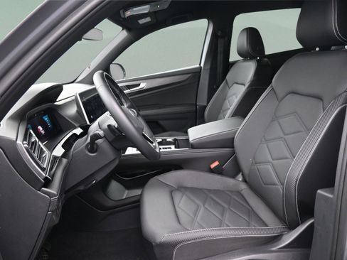 Used 2024 Volkswagen Atlas Cross Sport SE FWD image 17