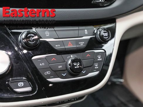 Used 2023 Chrysler Voyager LX FWD image 20
