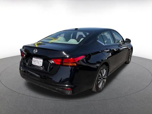 Used 2025 Nissan Altima 2.5 SV FWD image 13