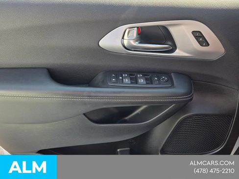 Used 2025 Chrysler Pacifica Limited FWD image 34