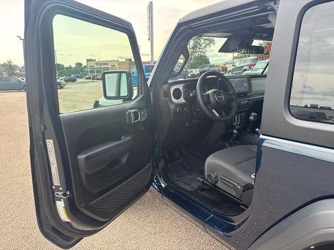 Used 2025 Jeep Wrangler Sport AWD/4WD image 10