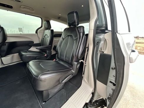 Used 2024 Chrysler Pacifica Touring-L image 27