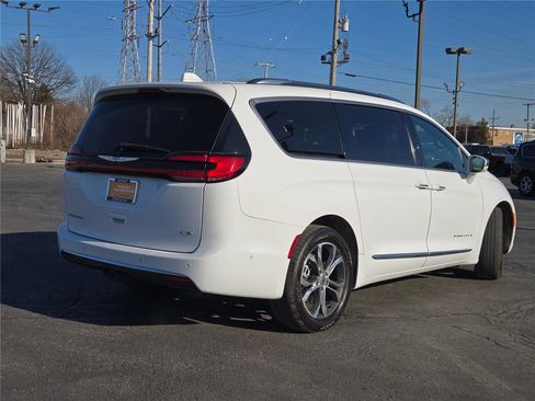 Certified 2022 Chrysler Pacifica Pinnacle image 16