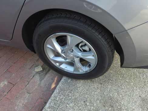 Used 2022 Hyundai Elantra SE FWD image 5