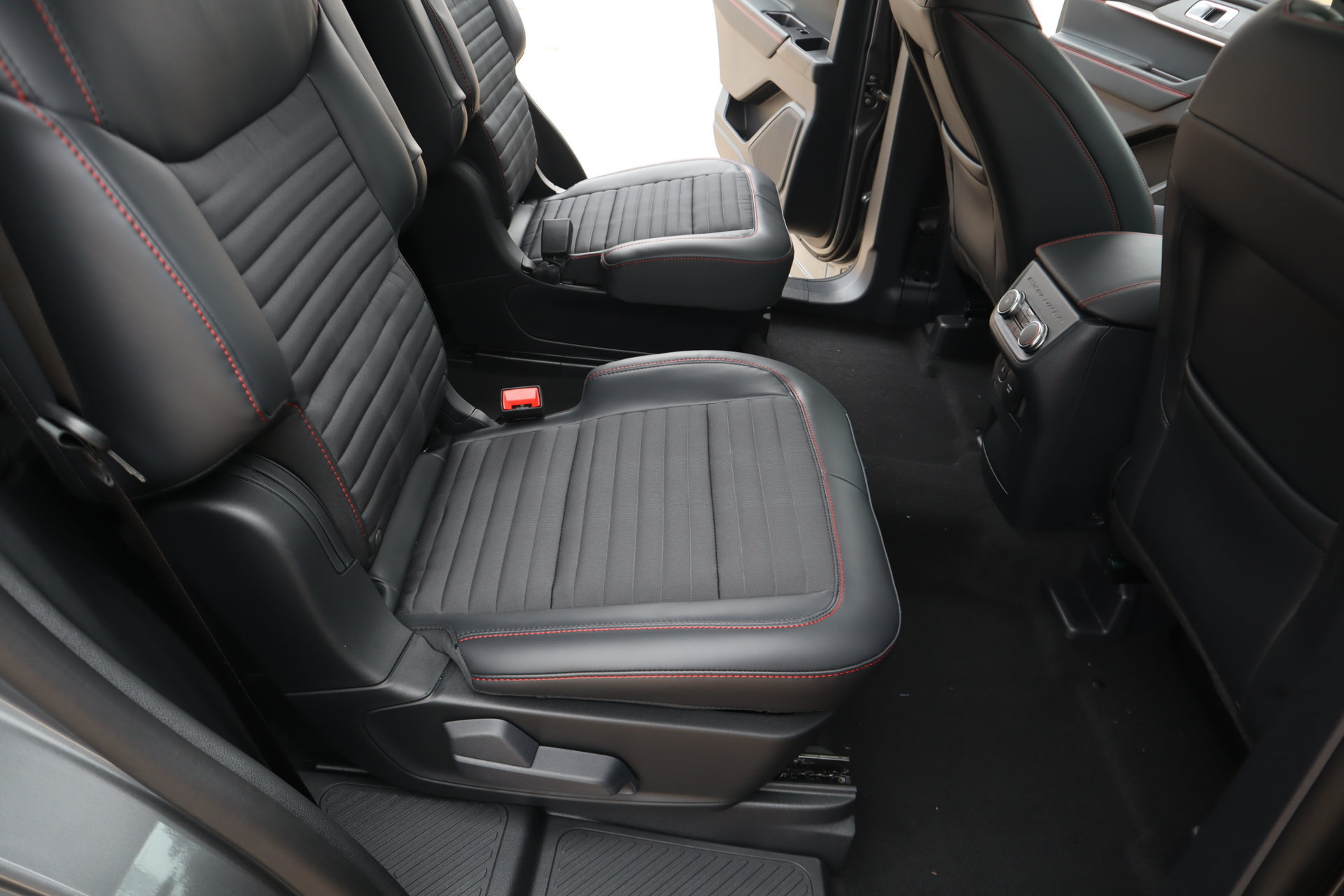 New 2027 Ford Explorer ST-Line w/ Premium Package AWD/4WD image 16