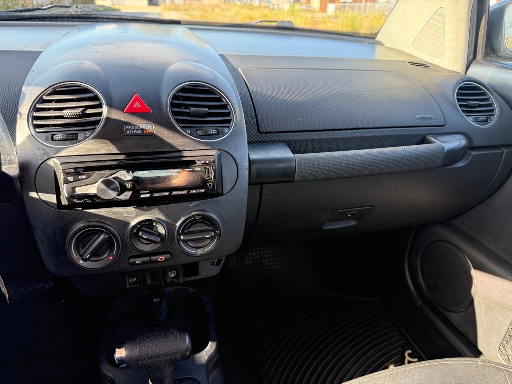 Used 2008 Volkswagen Beetle S FWD image 11