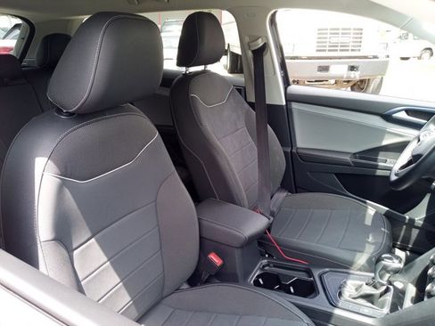 Used 2024 Volkswagen Taos SE FWD image 15