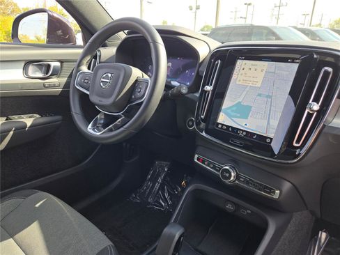Used 2024 Volvo XC40 B5 Core image 8