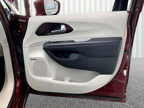 Used 2017 Chrysler Pacifica Limited FWD image 31