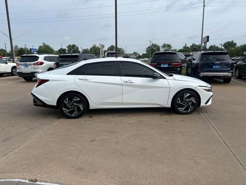 Used 2025 Hyundai Elantra Sport FWD image 4