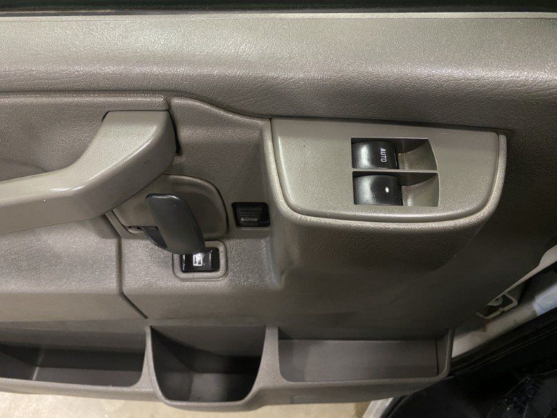 Used 2017 Chevrolet Express 2500 Extended RWD image 17