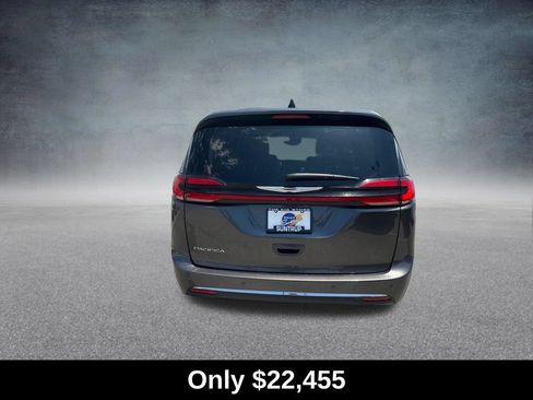Used 2023 Chrysler Pacifica Touring-L FWD image 4