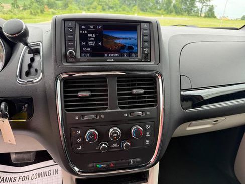 Used 2017 Dodge Grand Caravan SXT FWD image 13