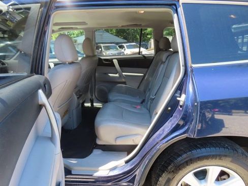 Used 2012 Toyota Highlander SE w/ Tow Pkg AWD/4WD image 14