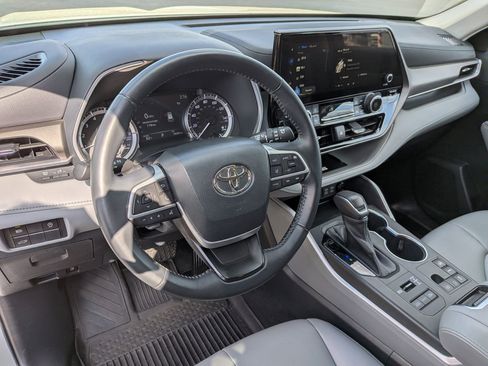 Used 2023 Toyota Highlander XLE AWD/4WD image 15