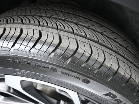 Certified 2025 Chevrolet Trax RS w/ Sunroof Package image 40