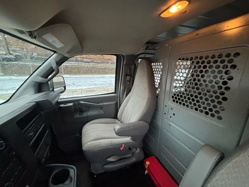 Used 2017 GMC Savana 2500 RWD image 18