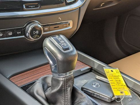 Used 2021 Volvo V60 T5 Cross Country image 19