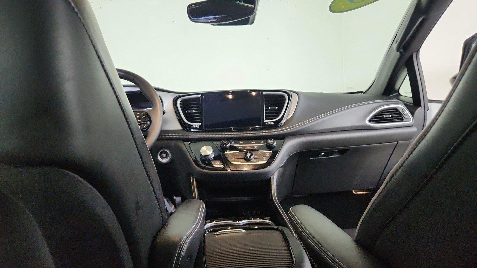 Used 2025 Chrysler Pacifica Limited FWD image 22