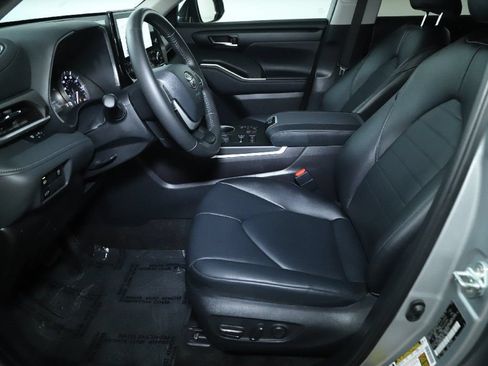 Used 2024 Toyota Highlander XLE AWD/4WD image 18