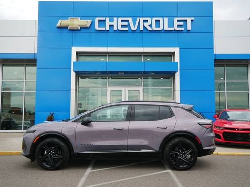 Used 2024 Chevrolet Equinox EV RS FWD image 4