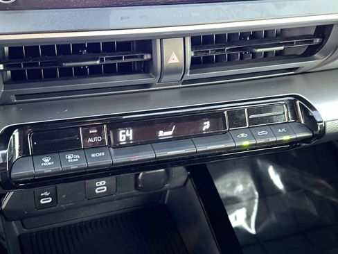 Used 2024 Toyota Prius LE image 18